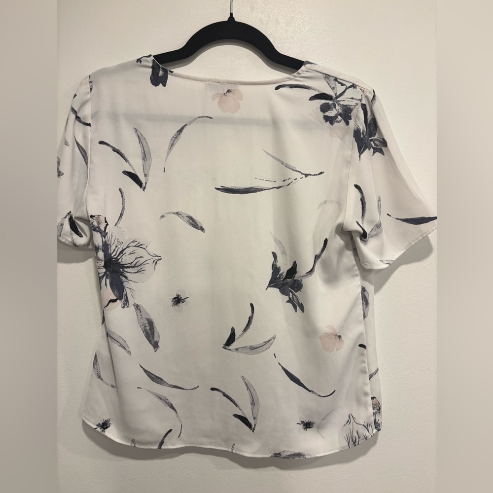 Dynamite White Floral V-Neck Blouse (XS) - Picture 3 of 12